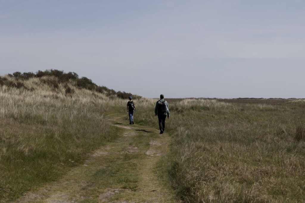 wee wandelaars op het duinpad richting de Boschplaat, Terschelling) · geen bijschrift