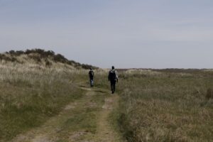 wee wandelaars op het duinpad richting de Boschplaat, Terschelling) · geen bijschrift