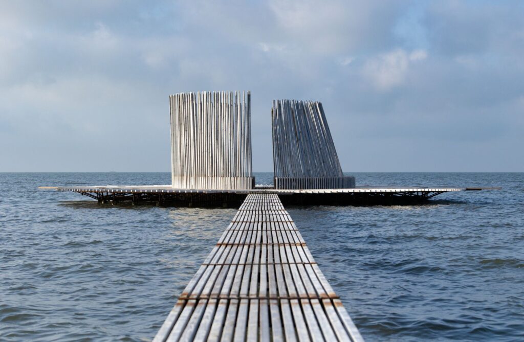 De loopbrug van kunstwerk De Streken bij zonsopkomst op het wad bij Oosterend, Terschelling