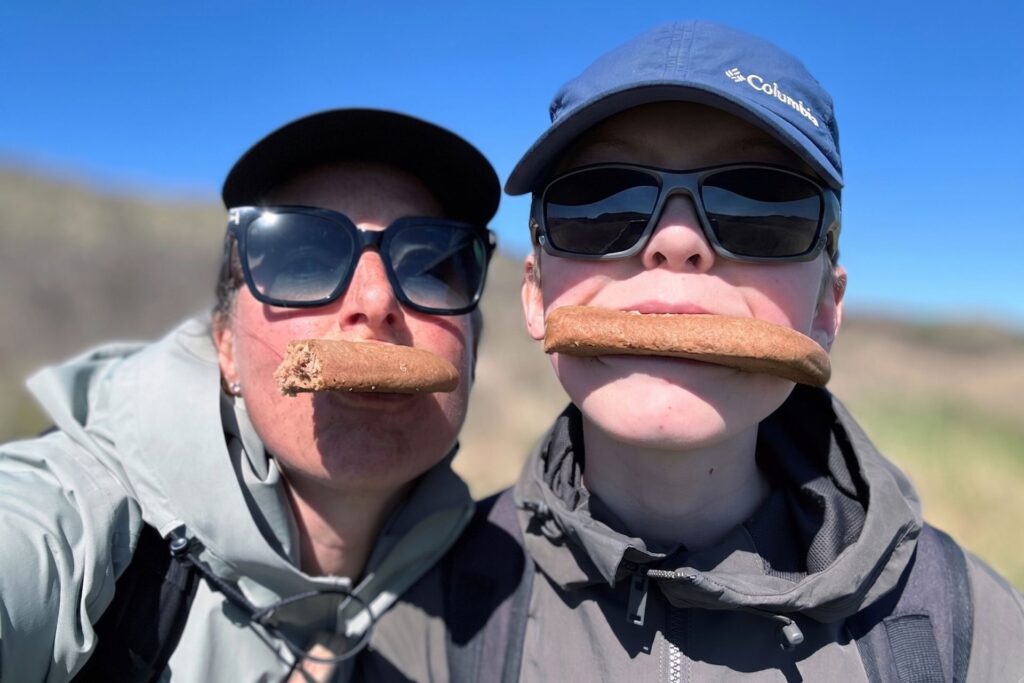 Jennifer en Olivier eten pondkoek bij het drenkelingenhuisje op de Boschplaat