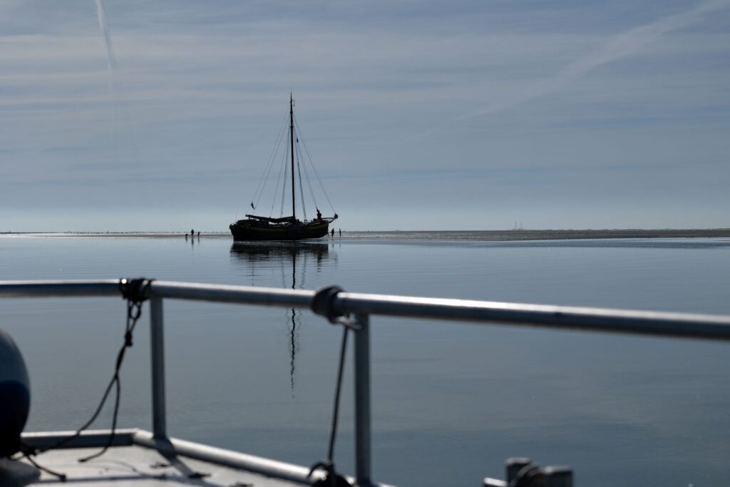 Platbodem op een spiegelglad wad bij de oesterexcursie van de Oesterfabriek, Terschelling